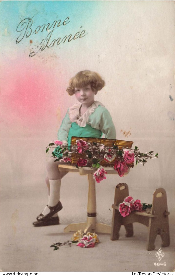 FÊTES ET VOEUX - Nouvel An - Une Petite Fille Assise Avec Un Bouquet De Fleurs - Colorisé - Carte Postale Ancienne - Neujahr