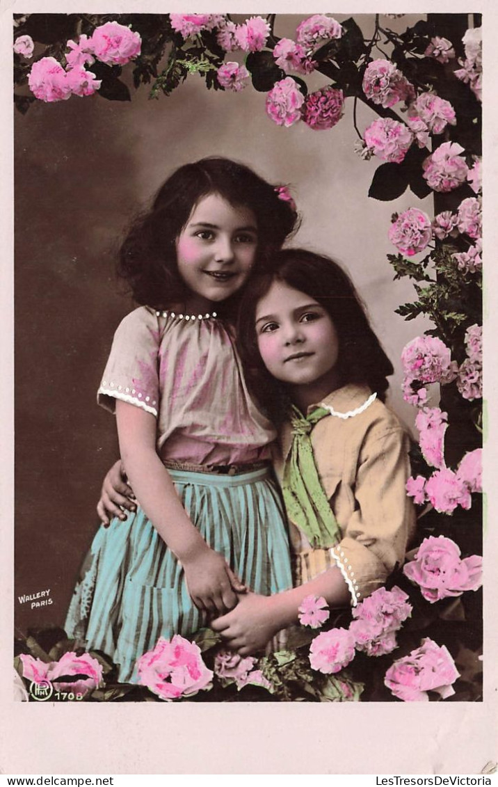 ENFANTS - Petites Filles Se Câlinant Et Entourées De Fleurs Roses - Colorisé - Carte Postale Ancienne - Autres & Non Classés