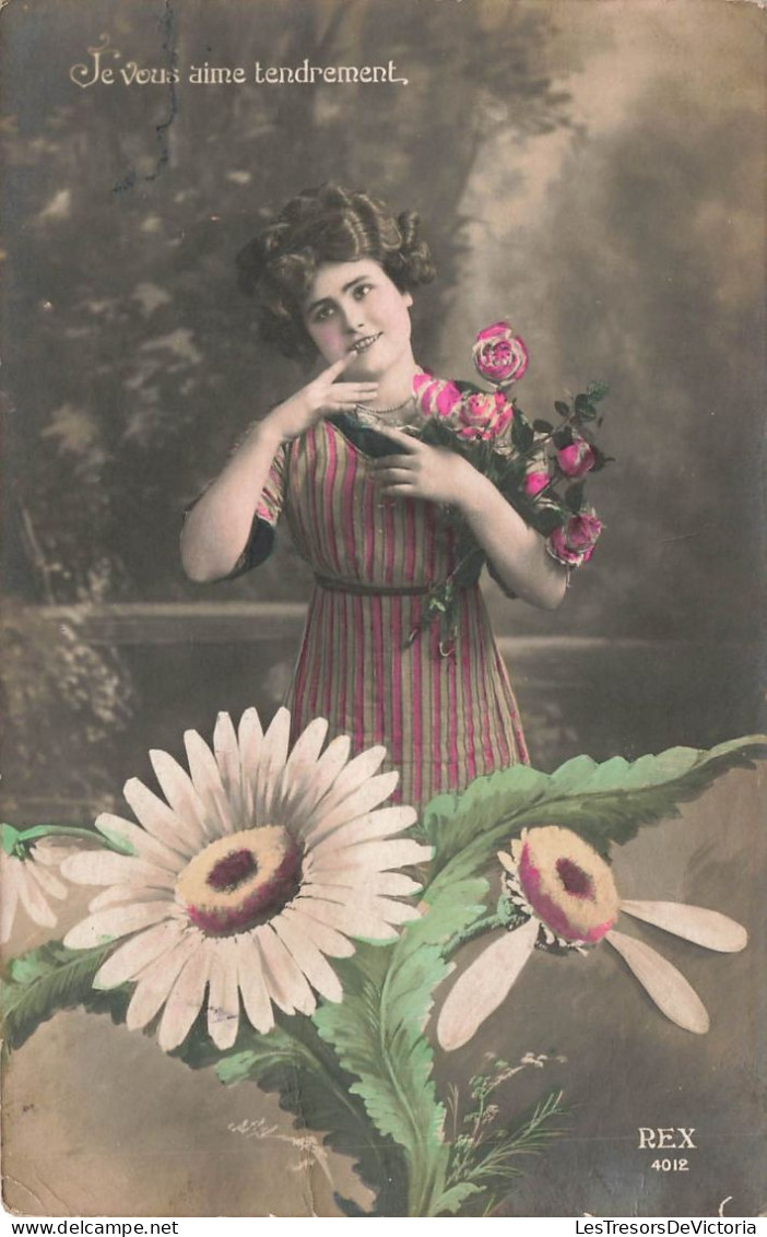 FANTAISIES - Femmes - Une Femme Tenant Un Bouquet De Roses - Colorisé -  Carte Postale Ancienne - Women