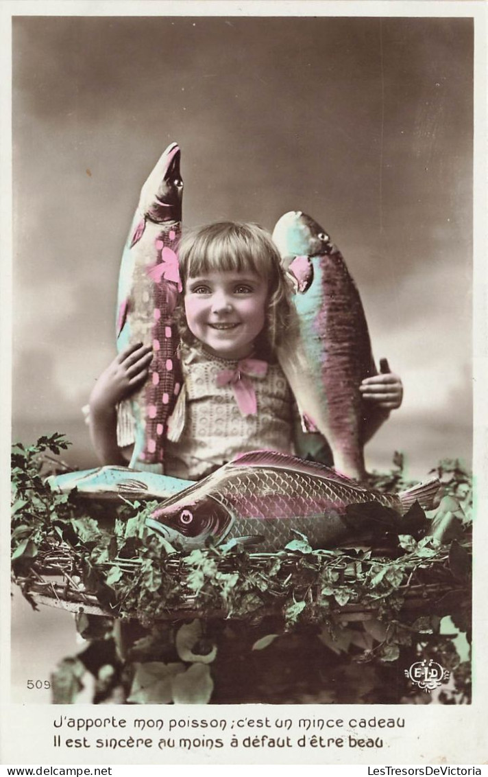 ENFANTS - J'apporte Mon Poisson - Petite Fille Avec Des Poissons - Colorisé - Carte Postale Ancienne - Autres & Non Classés