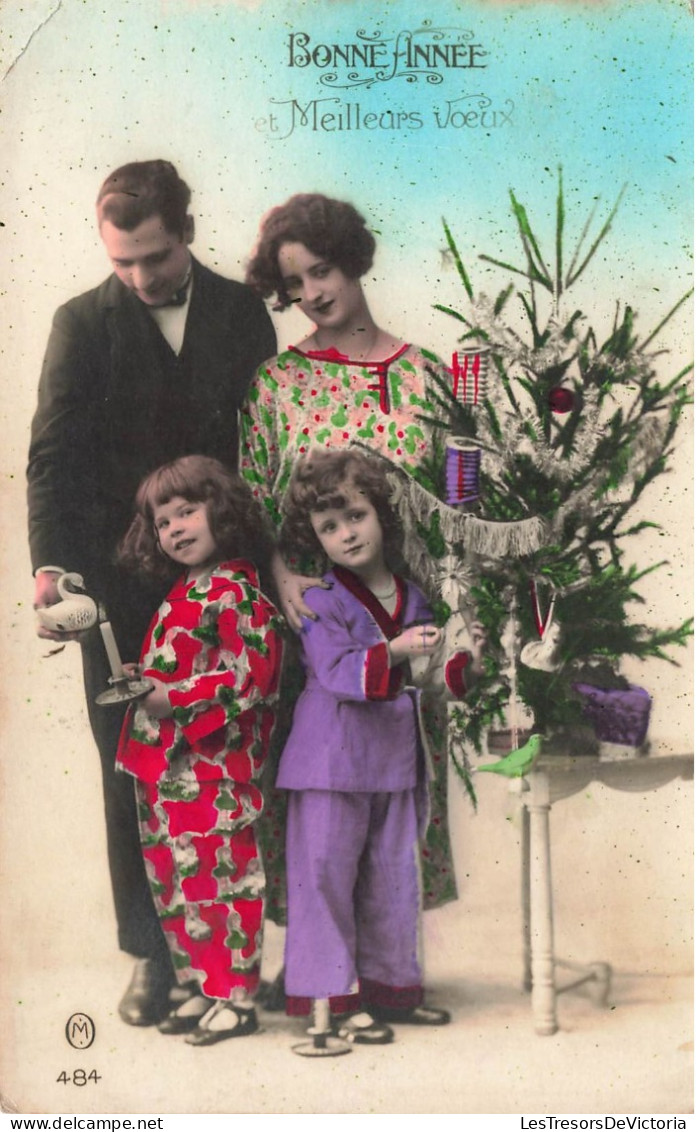 FÊTES ET VOEUX - Nouvel An - Une Famille Avec Le Sapin - Colorisé - Carte Postale Ancienne - Nouvel An