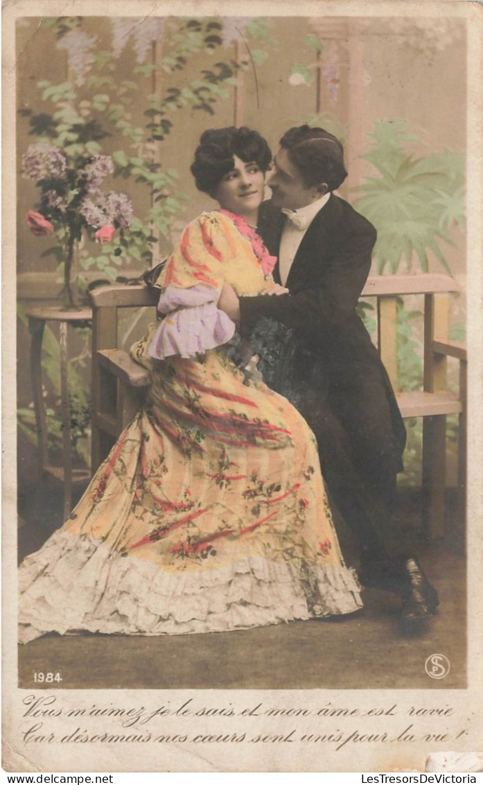 COUPLE - Un Homme Et Sa Femme Sur Un Banc - Colorisé - Carte Postale Ancienne - Couples