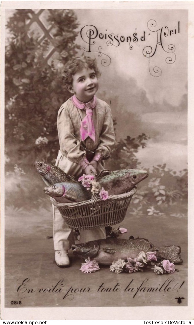 FÊTES - VŒUX - Poisson D'avril - Petite Fille Avec Des Poissons - Colorisé - Carte Postale Ancienne - 1 April (aprilvis)