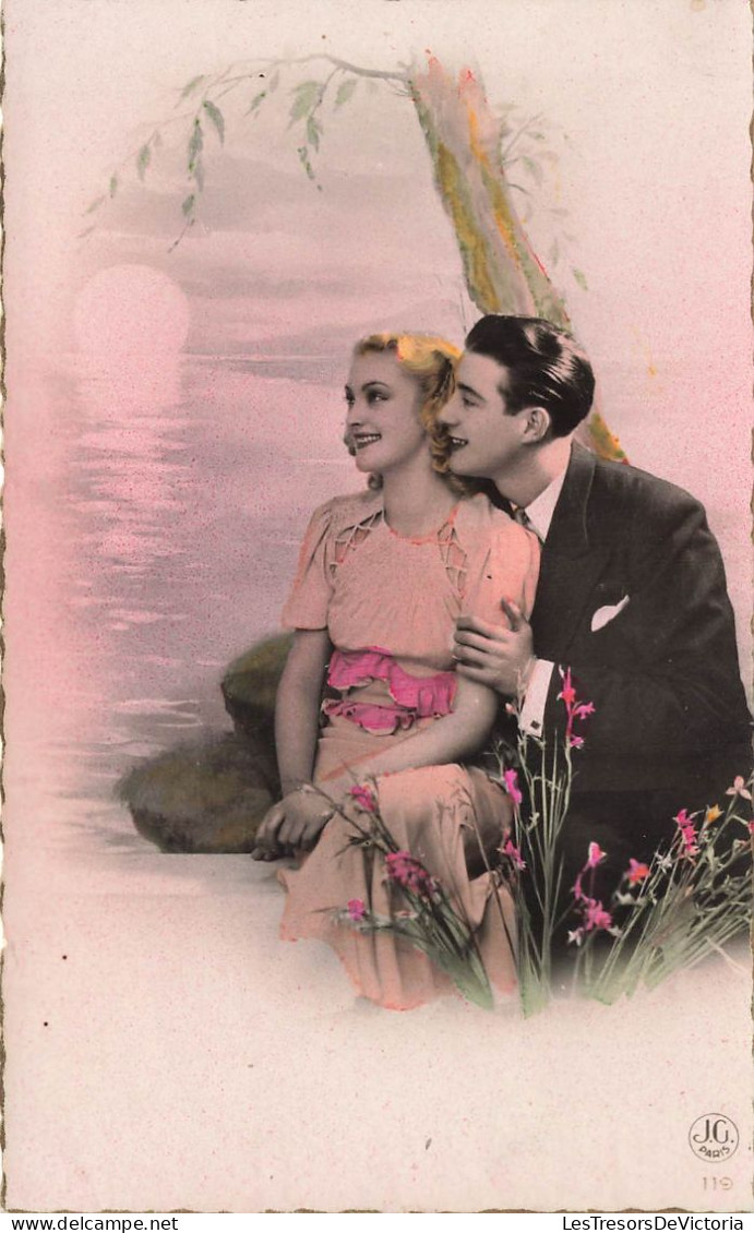 COUPLES - Au Bord De L'étang - Colorisé - Carte Postale Ancienne - Paare