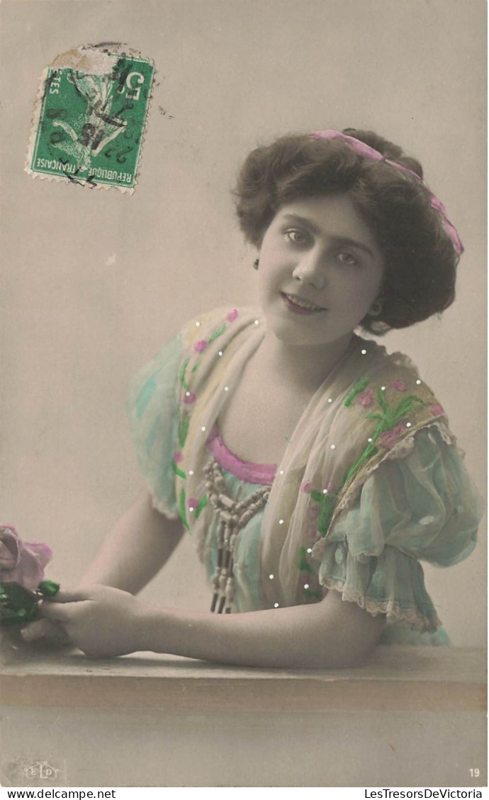 Fantaisie- Femme Souriante - Colorisé - Carte Postale Ancienne - Vrouwen