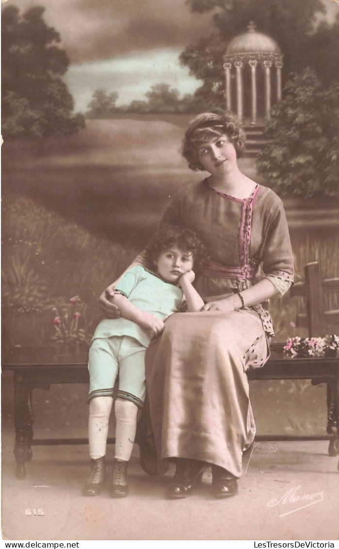 CARTE PHOTO - Un Garçon Avec Sa Mère Assis Sur Le Banc - Colorisé - Carte Postale Ancienne - Photographie