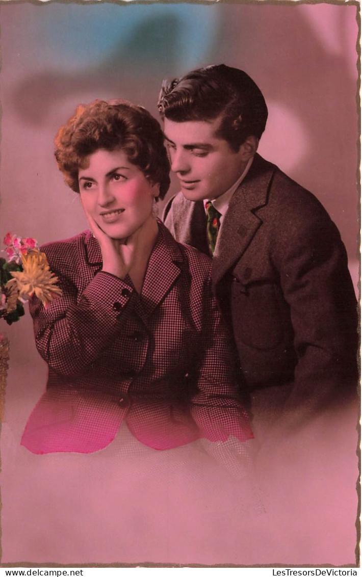 COUPLE - L'homme Contemplant Sa Femme  - Colorisé - Carte Postale Ancienne - Couples