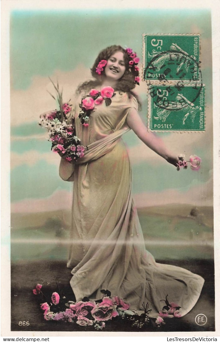 CARTE PHOTO - Femme à Robe Blanche - Colorisé - Carte Postale Ancienne - Photographs