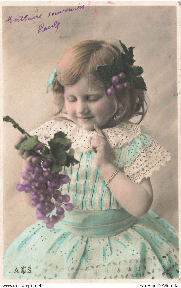 ENFANTS - Petite Fille Et Des Raisins - Colorisé - Carte Postale Ancienne - Autres & Non Classés