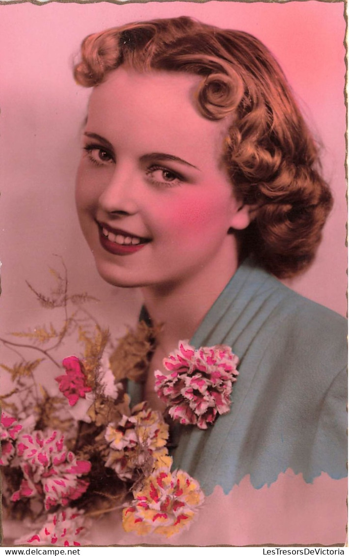 Fantaisie - Une Femme Avec Les Cheveux Bouclés Tenant Un Bouquet De Fleurs - Colorisé - Carte Postale Ancienne - Vrouwen