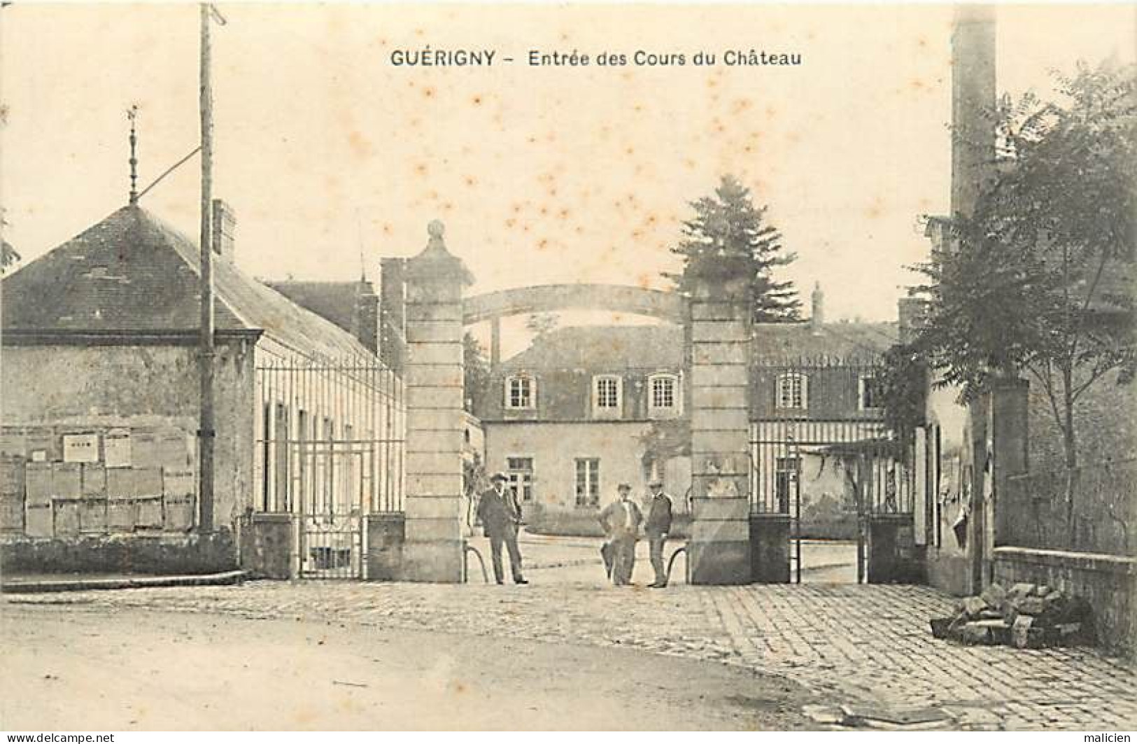 - Nièvre -ref-B502- Guérigny - Forges Nationales De La Chaussade - Entrée Des Cours Du Château - Forge - Industrie - - Guerigny