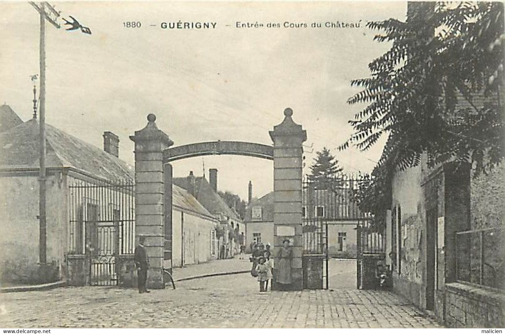 - Nièvre -ref-B501- Guérigny - Forges Nationales De La Chaussade - Entrée Des Cours Du Château - Forge - Industrie - - Guerigny