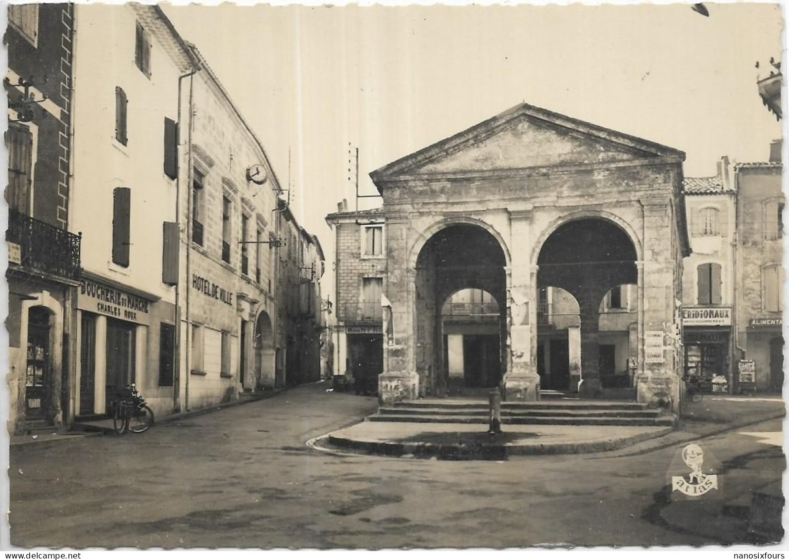 D 34.GIGNAC. LES HALLES L HOTEL DE VILLE - Gignac