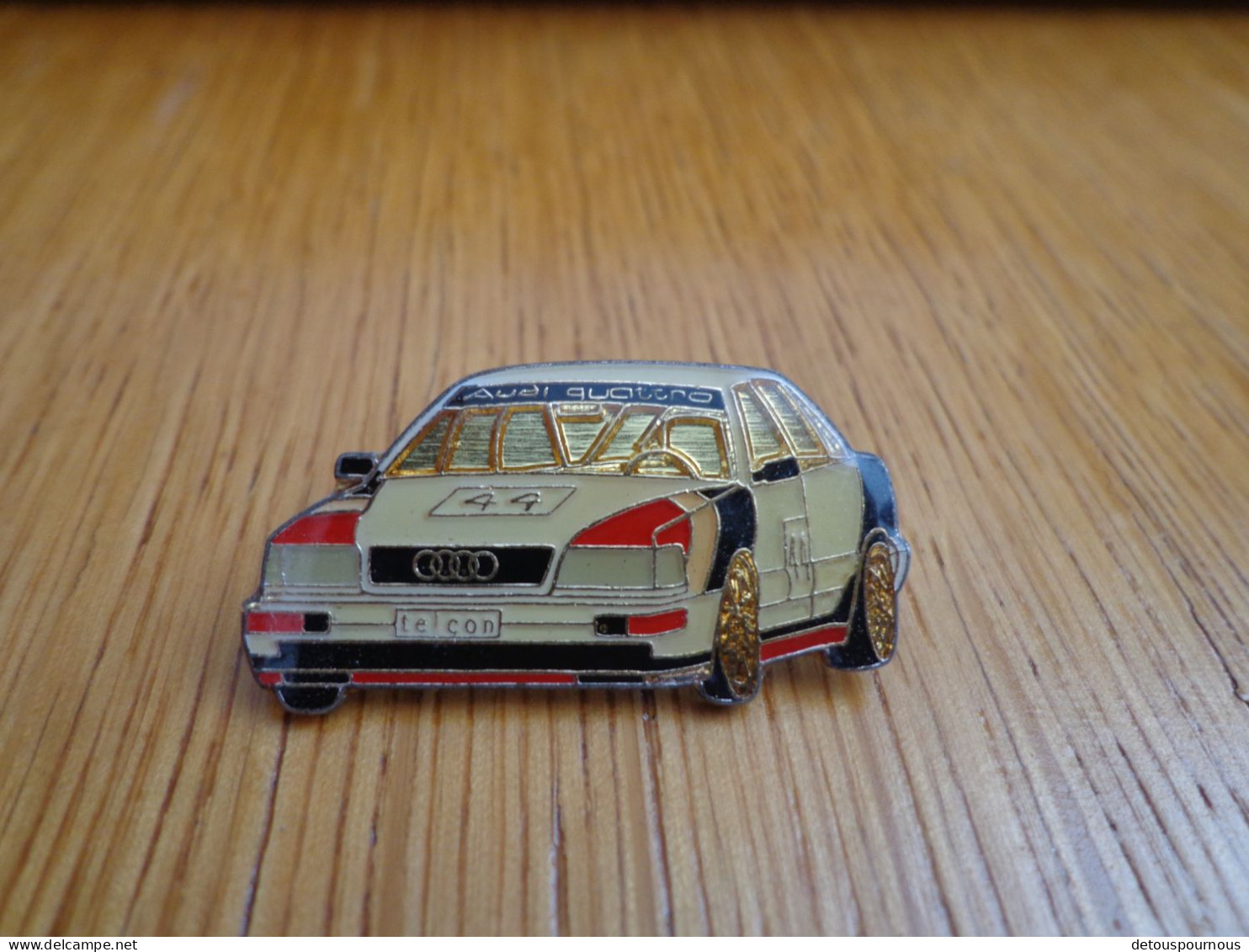 Pin's Voiture Audi V8 Quattro DTM N°44 - Audi