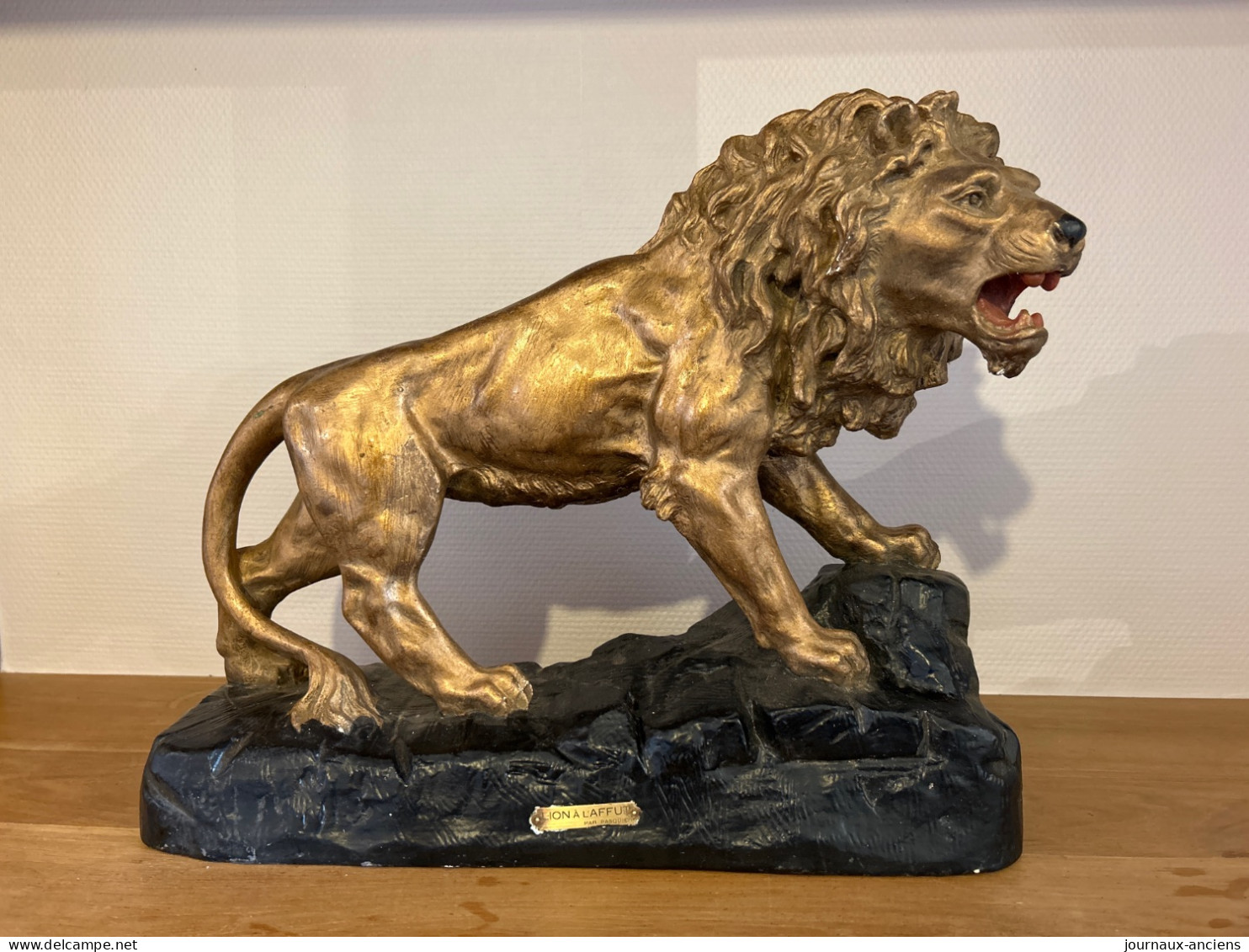 PASQUIER - LE LION À L’AFFÛT - TRES JOLI LION EN PLÂTRE GRAND FORMAT - Plâtre
