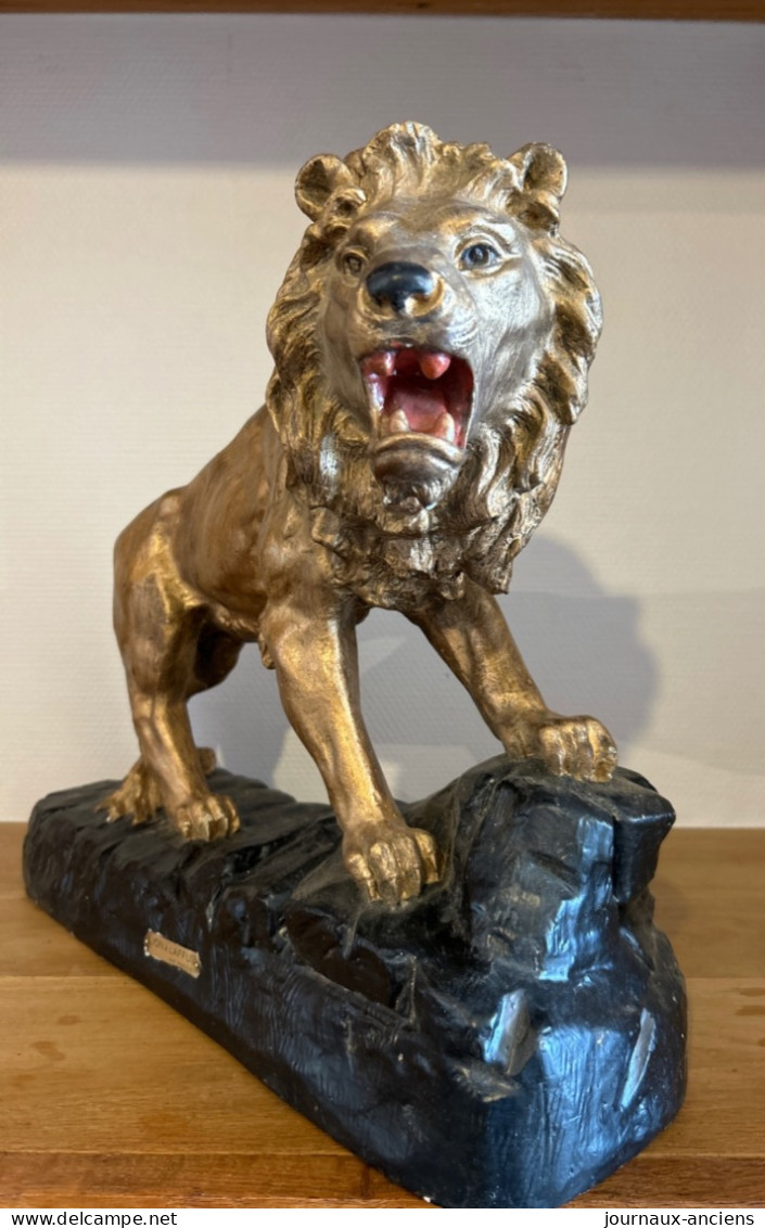 PASQUIER - LE LION À L’AFFÛT - TRES JOLI LION EN PLÂTRE GRAND FORMAT - Plâtre