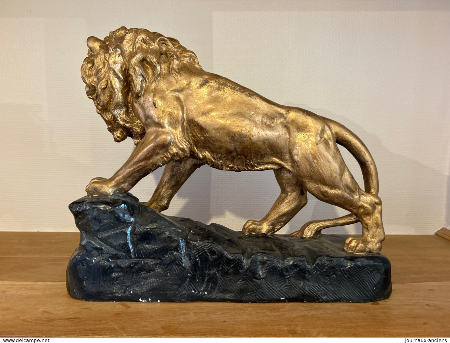 PASQUIER - LE LION À L’AFFÛT - TRES JOLI LION EN PLÂTRE GRAND FORMAT - Plaster