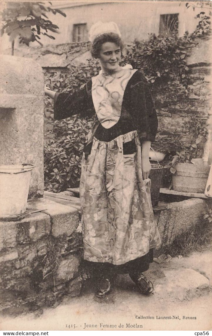 Jeune Femme De MOËLAN En Coiffe Et Costume - à La Fontaine - Moëlan-sur-Mer