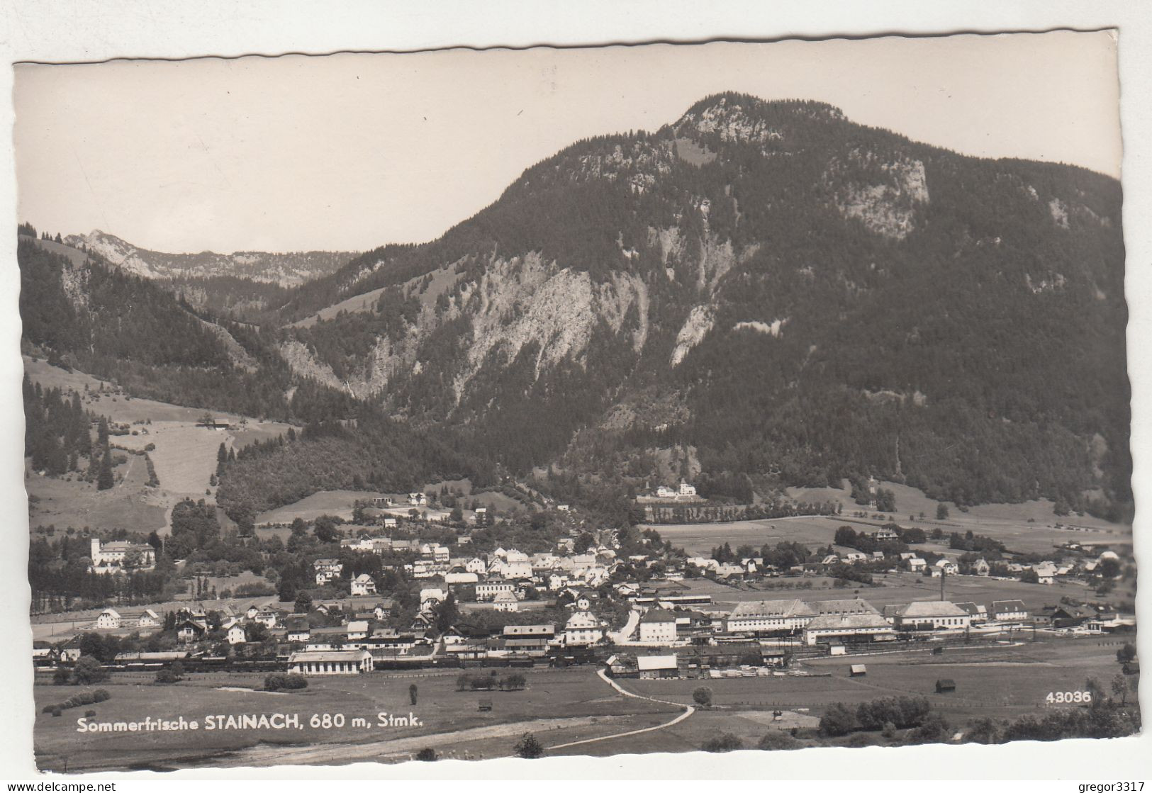 D7070) STAINACH STmk. Straße In Den Ort Mit Häusern U. Kirche Im Hintergrund - Stainach