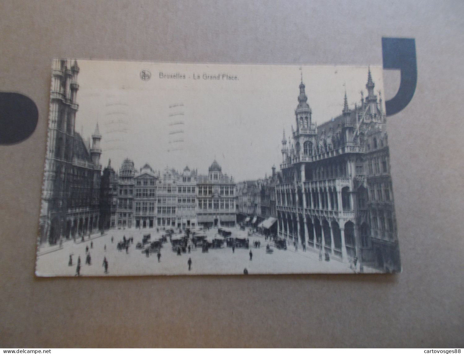 BRUXELLES ( BELGIQUE )  LA GRAND PLACE  JOUR DE MARCHE  ANIMEES  ATTELAGES COMMERCES 1932 - Markten