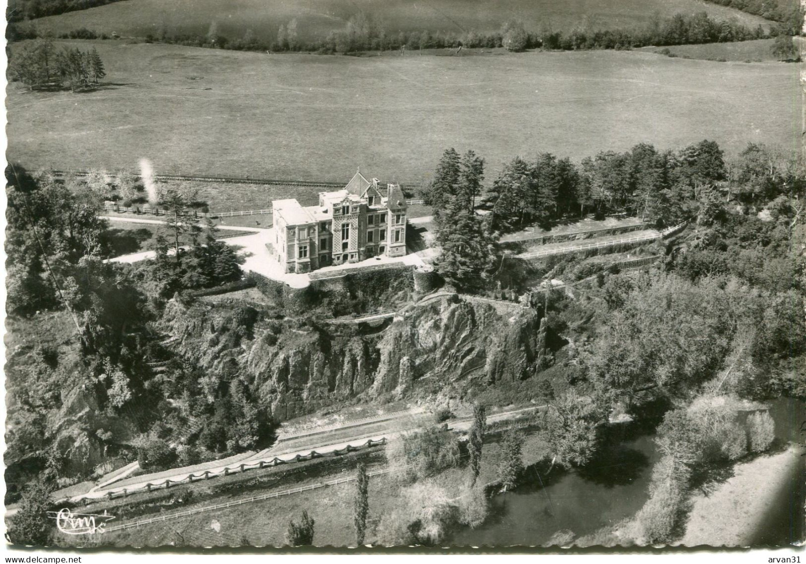 PRES  ECOUCHE -  MESNIL  GLAISE - VUE AERIENNE Du CHÂTEAU Par L' EDITEUR COMBIER - - Ecouche