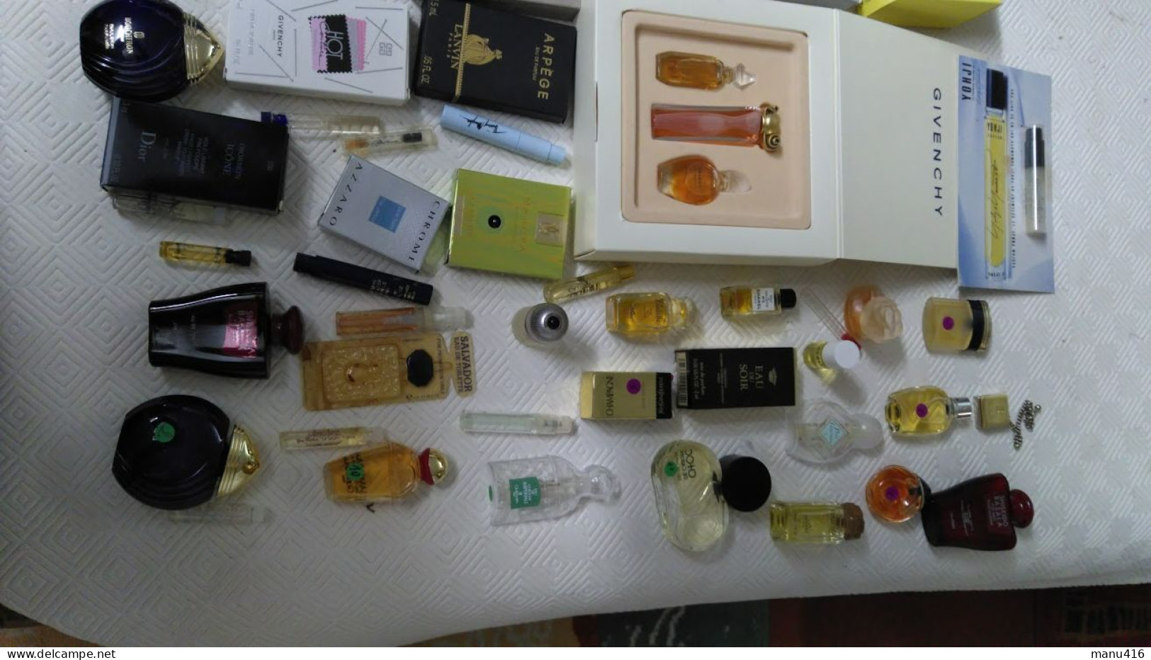 Lot D'une Centaines De Mignonettes De Parfum Pleine (Chanel, Givenchy, Dior, Nina Ricci, Etc ...). - Miniatures Femmes (avec Boite)