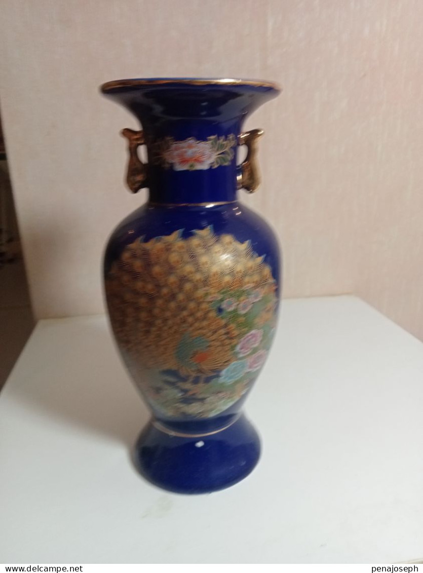 Vase Ancien En Porcelaine Hauteur 20 Cm Diamètre 9 Cm - Vazen