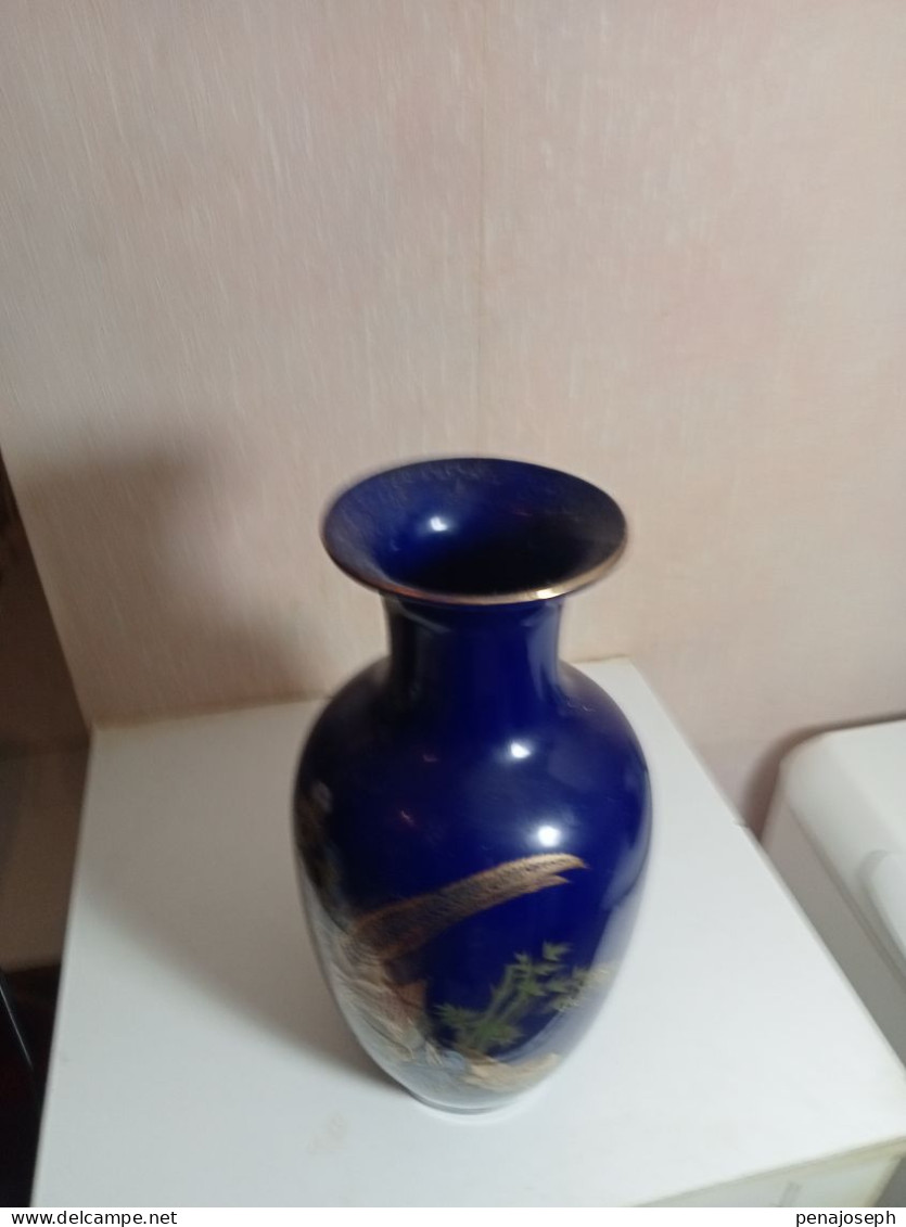 vase ancien en porcelaine hauteur 26 cm diamètre 13 cm