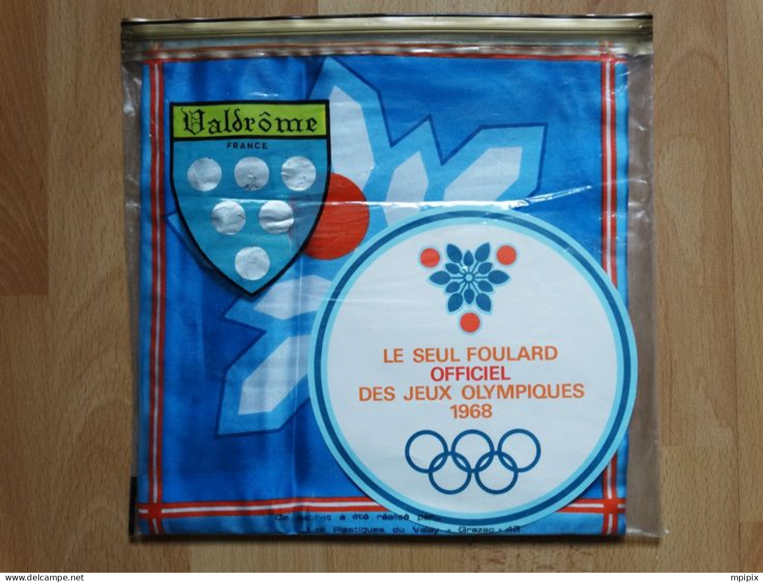 Foulard Jeux Olympiques Grenoble 1968 JO 68 Valdrôme Dans Son Emballage D'origine Winter Olympics Games Schal - Apparel, Souvenirs & Other