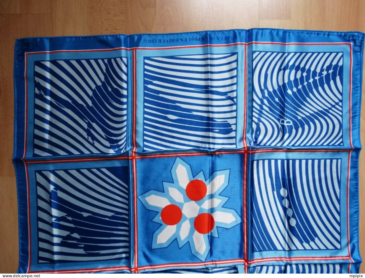 Foulard Jeux Olympiques Grenoble 1968 JO 68 Valdrôme Dans Son Emballage D'origine Winter Olympics Games Schal - Habillement, Souvenirs & Autres