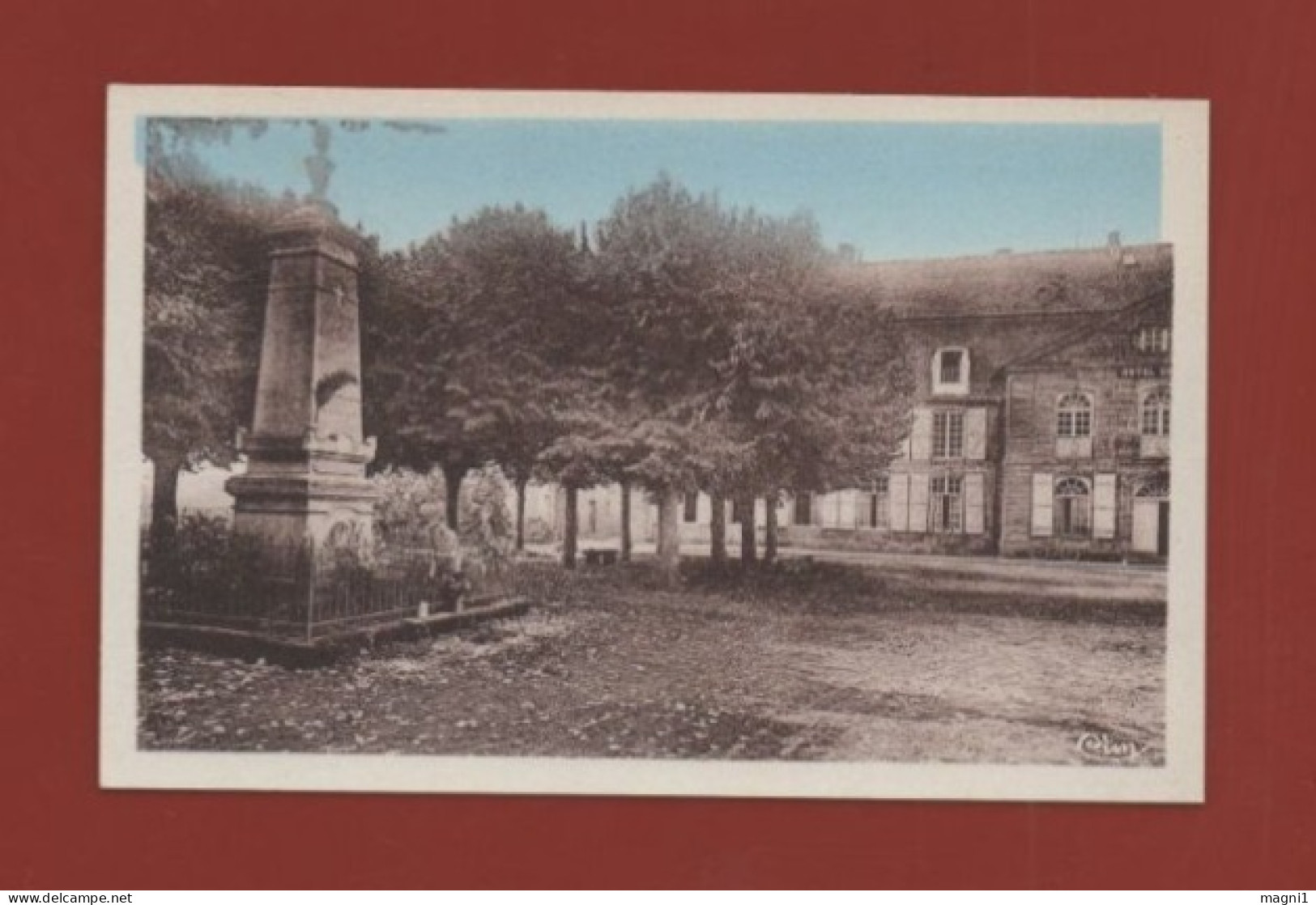 VAUVILLERS - Le Château Et Le Monument - Vauvillers