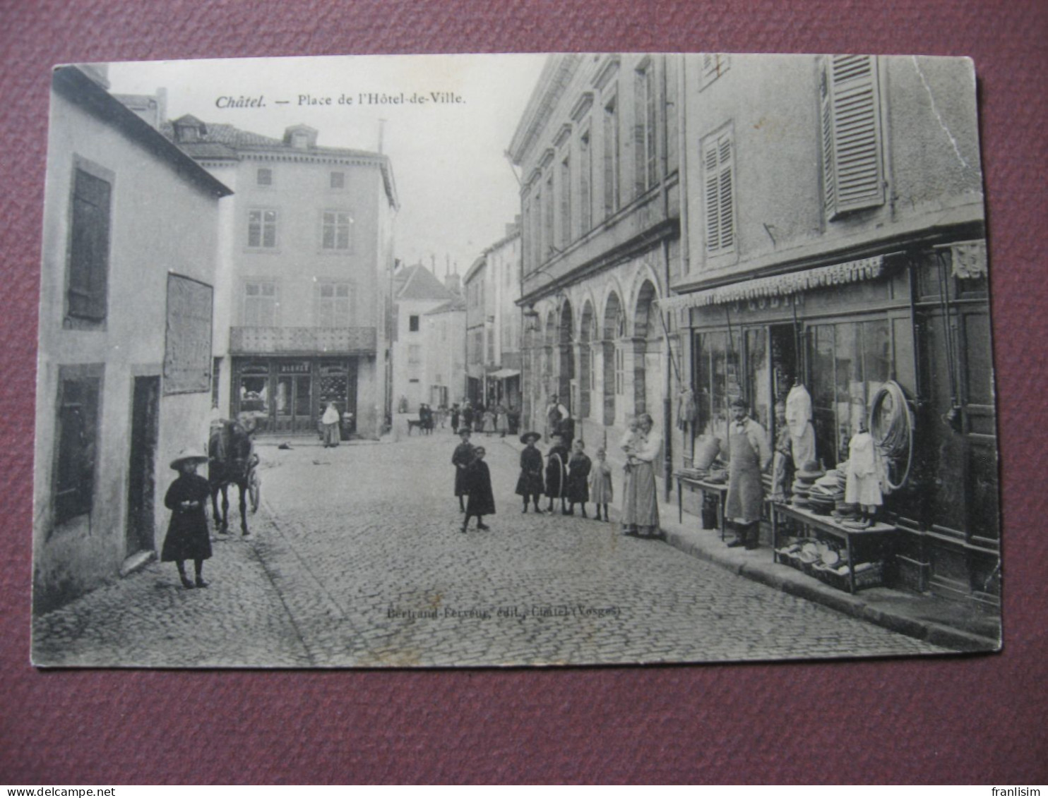 CPA 88 CHATEL SUR MOSELLE Place De L'Hotel De Ville ANIMEE COMMERCE BAZAR METIERS Pliure Au Coin - Chatel Sur Moselle