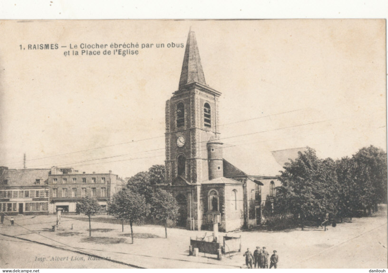 59 // RAISMES   Le Clocher ébréché Par Un Oblus Et La Place De L'église   Edit Albert Lion - Raismes