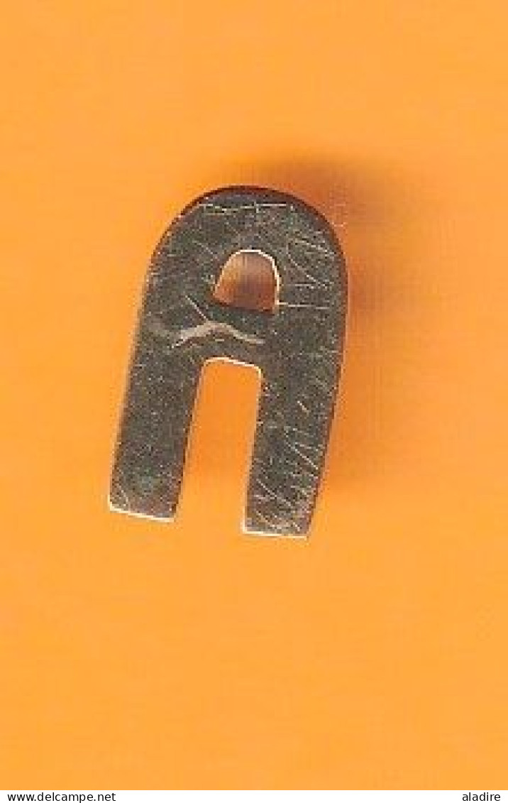 A (initiale) Avec Boucle Pour Mettre En Collier/chaînette - Plaqué ? HAUTEUR 12 MM - LARGEUR 8 MM - - € 1 - Sonstige & Ohne Zuordnung