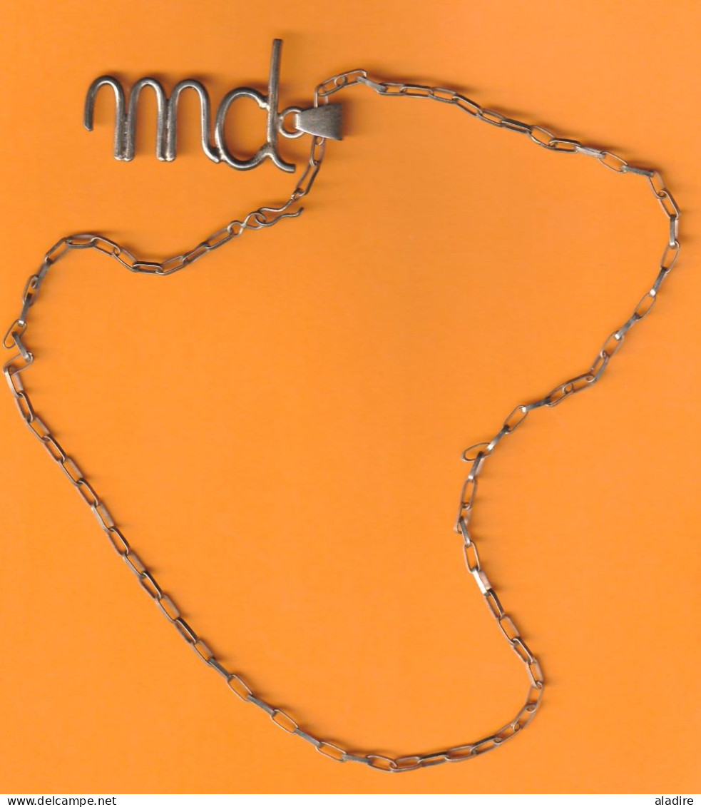 M D  (initiales) En Or De La Mecque Avec Chaînette En Métal Commun - HAUTEUR 12 MM - LARGEUR 8 MM - - € 1 - Colliers/Chaînes