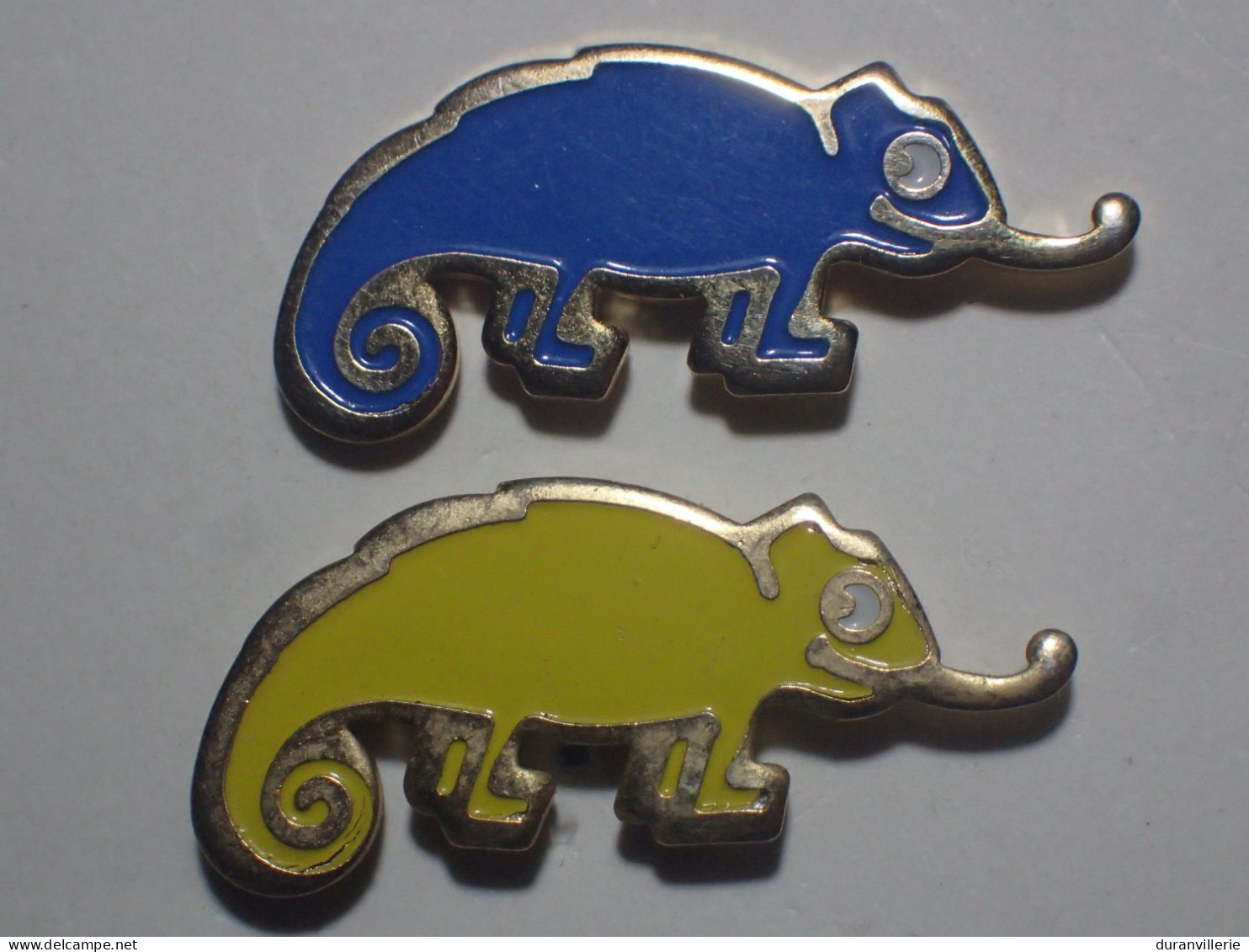 Lot De 2 Pins CAMELEON JAUNE & BLEU CIEL TIRANT LA LANGUE De La Pub PEUGEOT - Peugeot