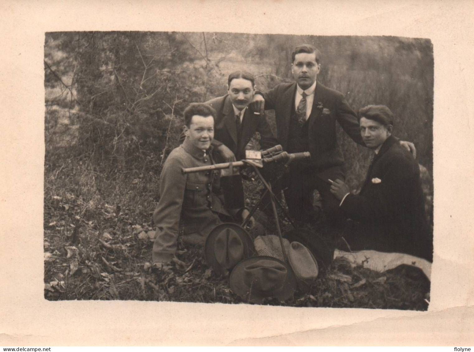 Militaria ? - Photo Ancienne - Groupe D'hommes Et Jumelles , Longue Vue - Materiale