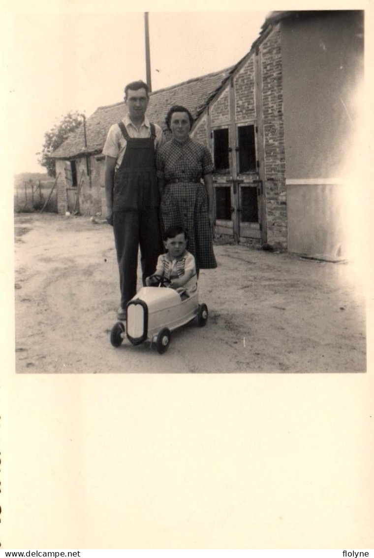 Jeu Et Jouet - Photo Ancienne - Enfant Et Petite Voiture Ancienne à Pédale - Games & Toys