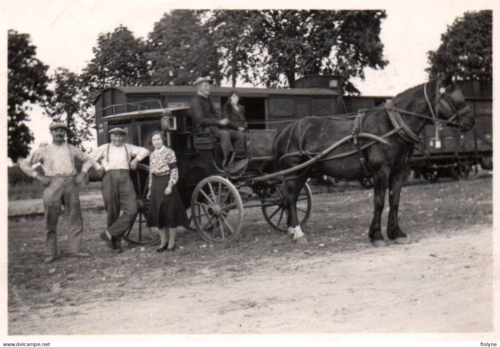 Automobile - Photo Ancienne - Fiacre Cocher Attelage Ancien Devant Train Wagon - Taxis & Huurvoertuigen