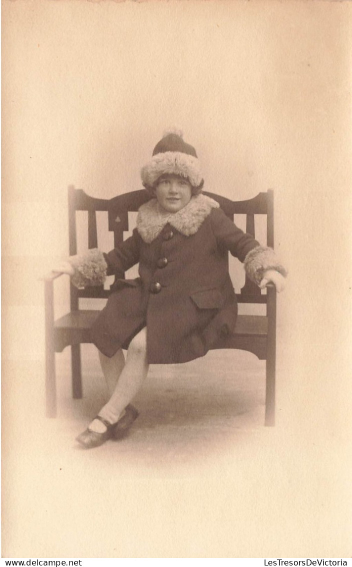 ENFANT - Une Petite Fille En Habits D'hivers Sur Un Banc - Bonnet En Fourrure - Dos Non Divisé - Carte Postale Ancienne - Portraits
