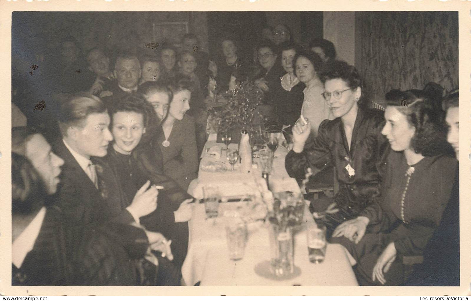 FANTAISIE - Photo De Famille - Une Famille Lors D'une Fête - Discussions à Table - Carte Postale - Sonstige & Ohne Zuordnung