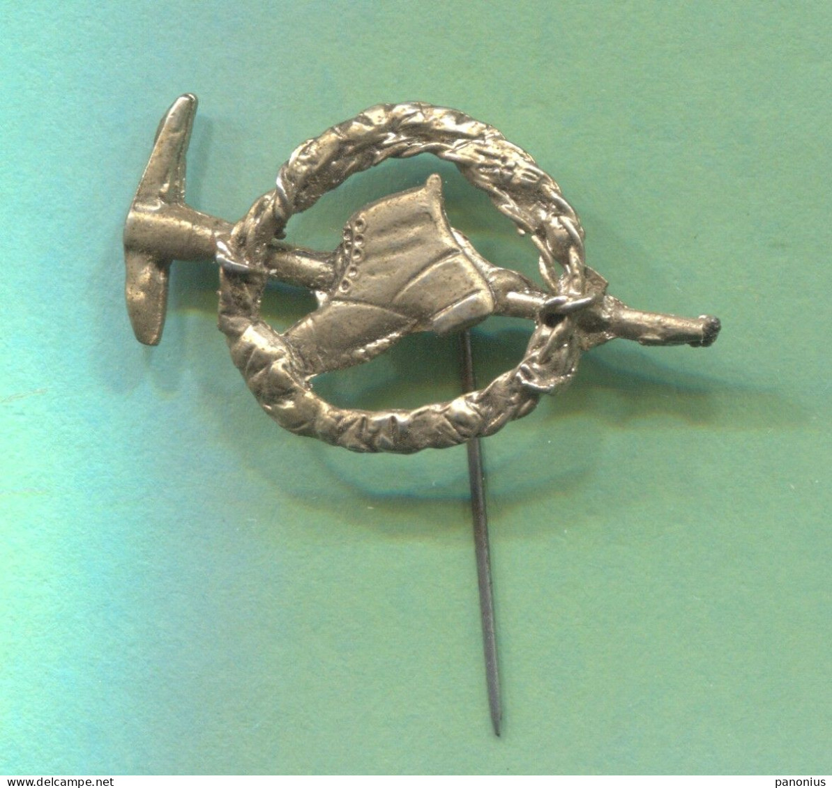 Alpinism, Mountaineering, Climbing - Mountain Ice Ax, Vintage Pin Badge, Abzeichen - Alpinismus, Bergsteigen