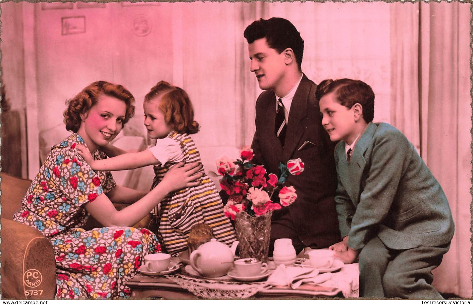 FANTAISIES - Famille Prenant Le Thé - Colorisé - Carte Postale - Autres & Non Classés