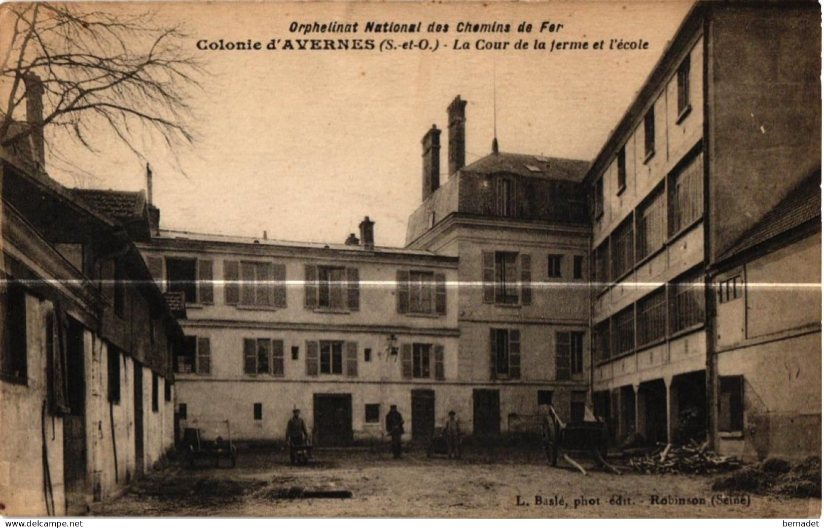 95 . COLONIE D AVERNES . LA COUR DE LA FERME ET L ECOLE ( Trait Blanc Pas Sur Original ) - Avernes