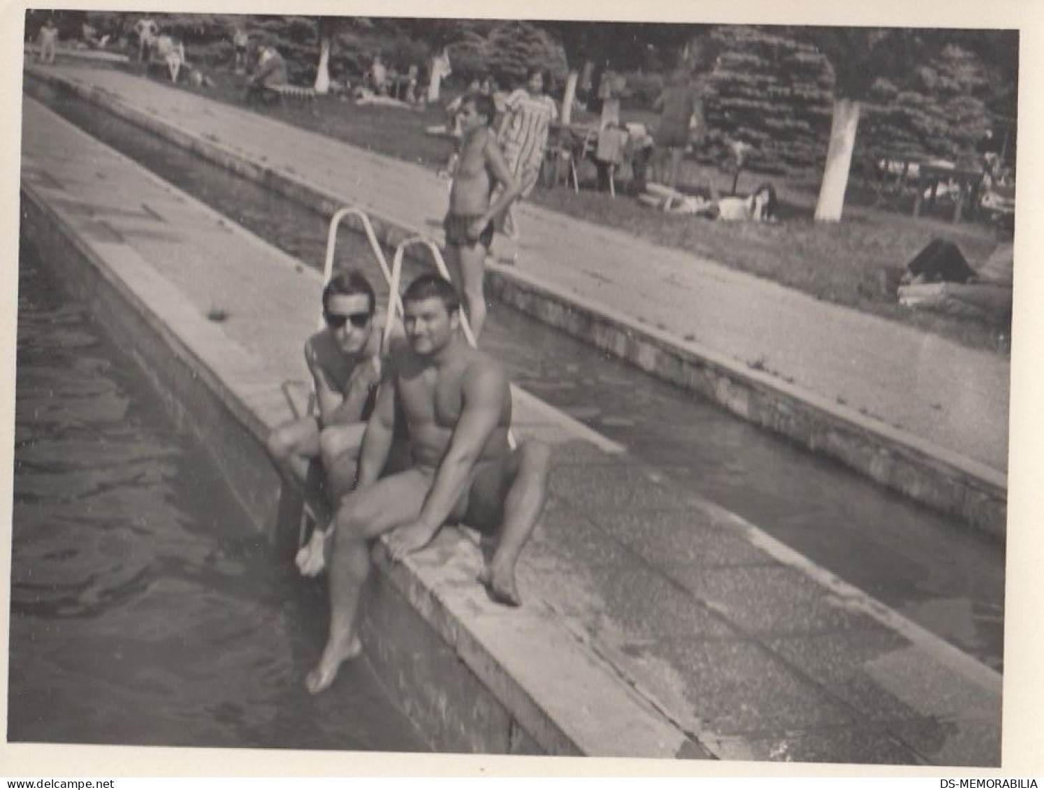 Two Nude Handsome Men Boys Sunbathing At Swimming Pool - Ohne Zuordnung