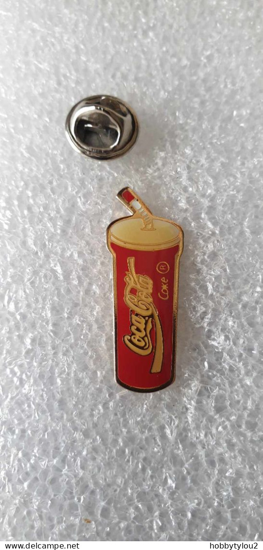 Pin's Coca-Cola Gobelet Fermé Avec Paille - Coca-Cola