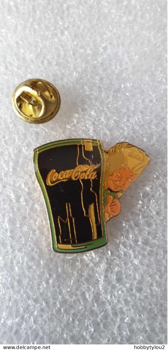 Pin's Coca-Cola Verre Et Tête De Personnage - Coca-Cola