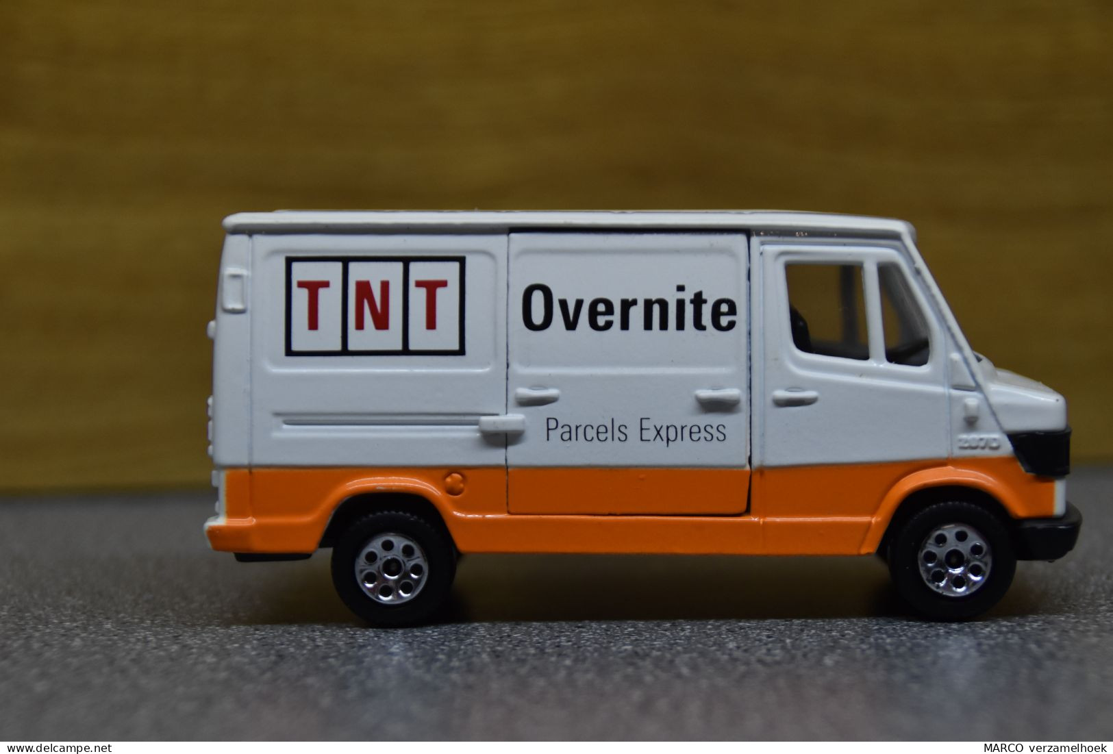 CORGI Toys TNT Overnite Parcels Made In Gt. Britain Scale 1:43 Mercedes Benz 207D - Corgi Toys