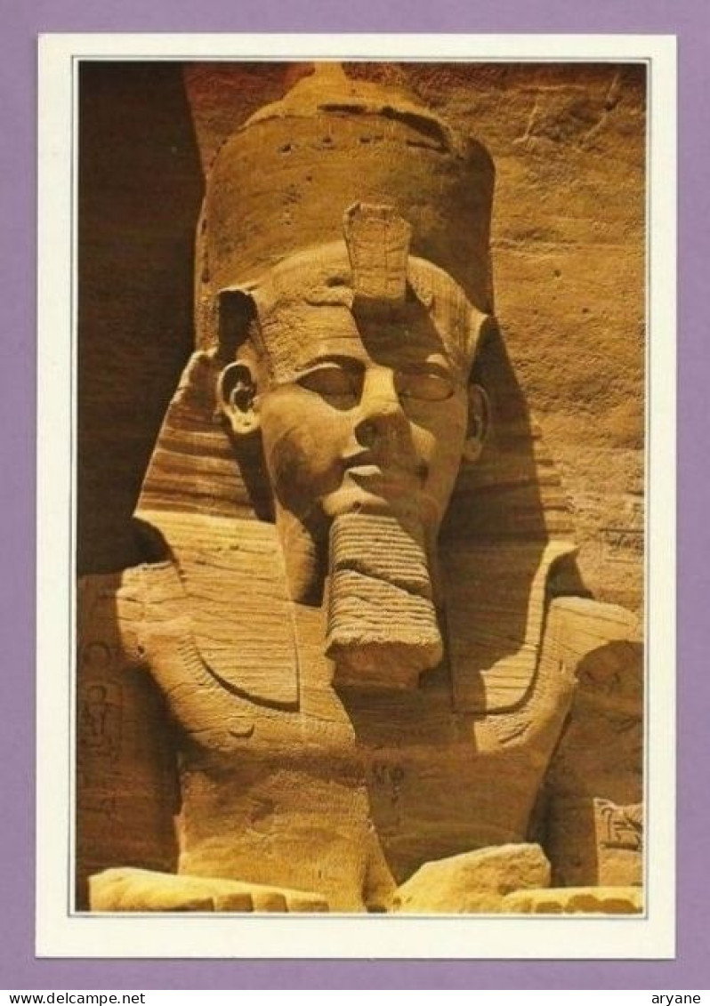 1323- CPM - EGYPTE - ABOU SIMBEL - Temple De Ramses II (buste De Ramsès Taillé Dans La Pierre) - 2 - Temples D'Abou Simbel