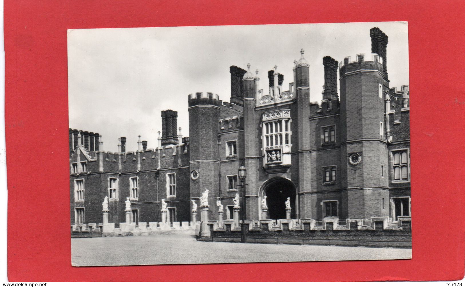 ANGLETERRE---HAMPTON COURT PALACE MIDDLESEX---The Great Gatehouse And The Bridge---voir 2 Scans - Hampton Court